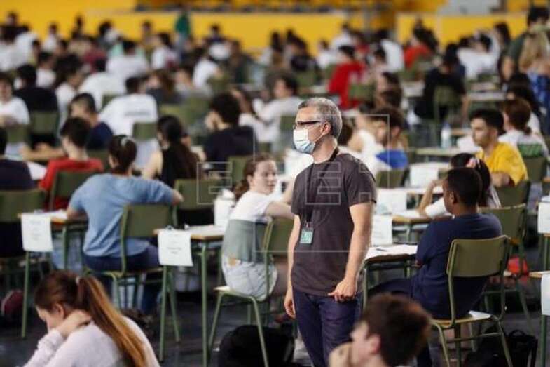 Imagen de archivo de una jornada de la prueba de la EBAU / EFE/J.L. Cereijido